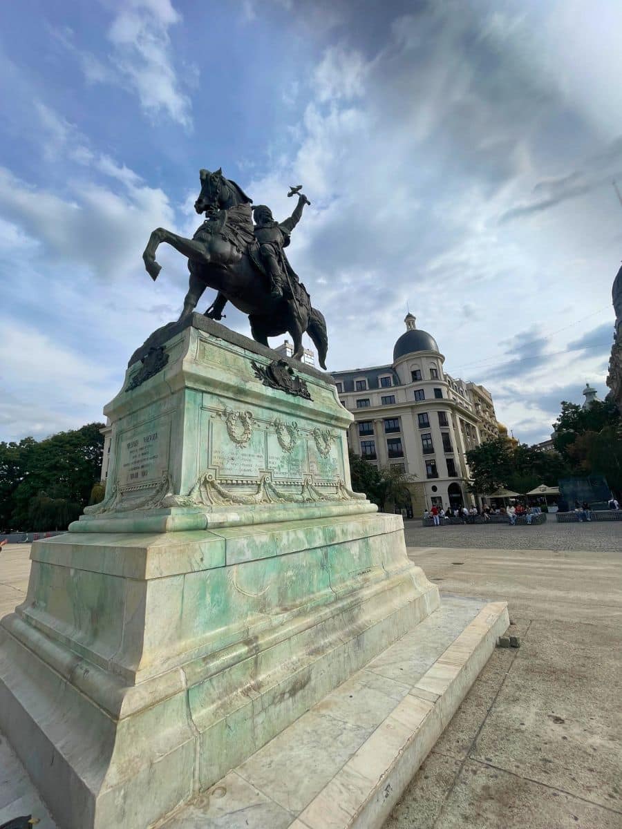 Main statue in the cetner of Bucharest