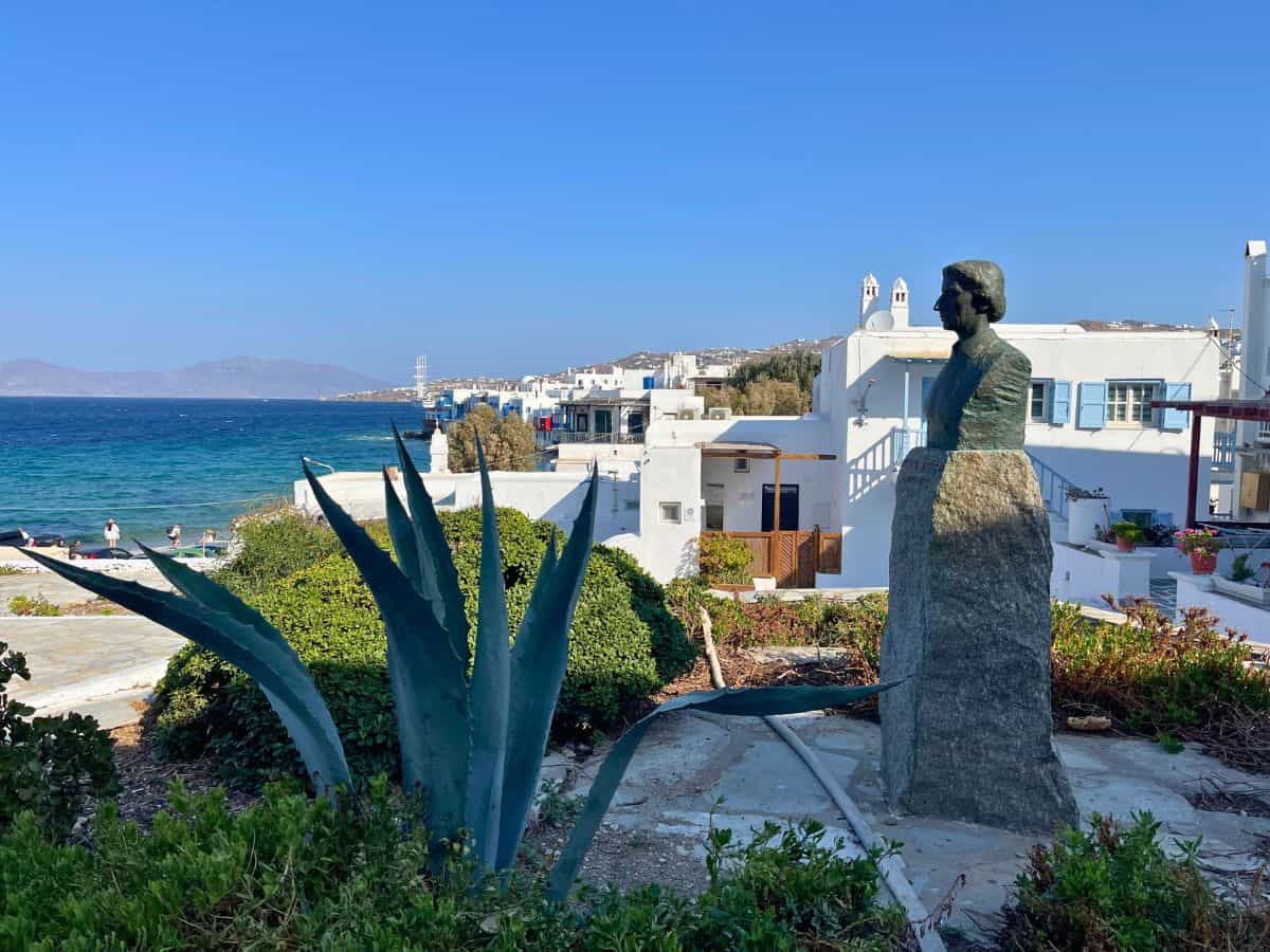 Exploing the downtown of Mykonos solo 