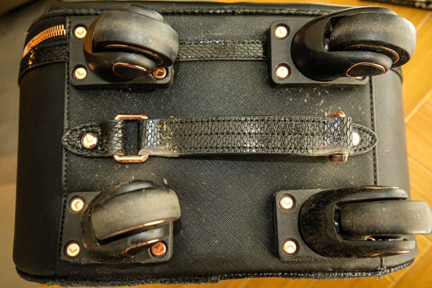 Smart Birdy Suitcase Review. View of the wheels on the bottom of the Smart Birdy suitcase.