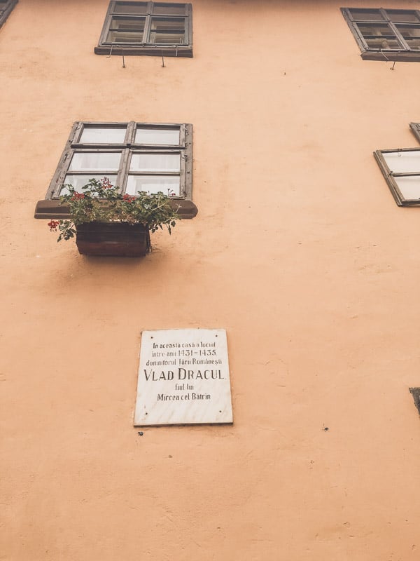 Picture of the plaque on the outside of the house of Vlad Dracul