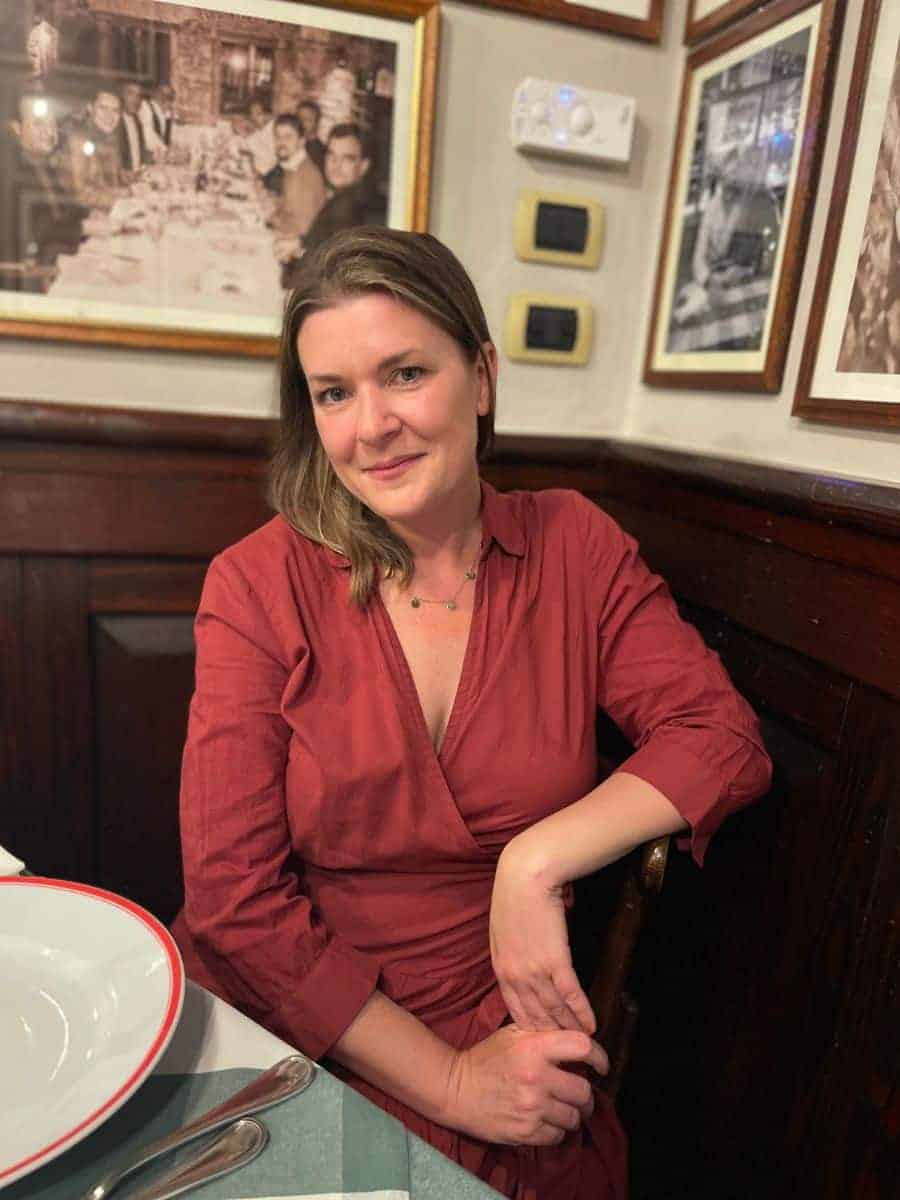 A woman sitting a in a restaurant for solo dining